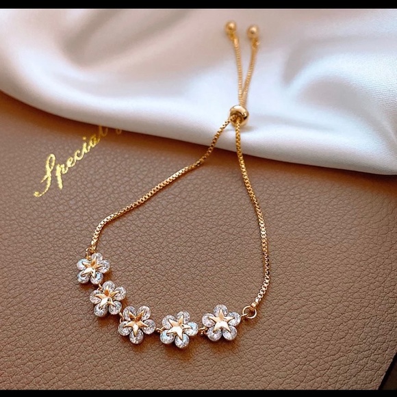 Dainty gold flower crystal cubic zirconia bracelet - Picture 4 of 7